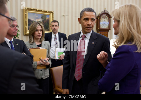 Il presidente Barack Obama e il Primo Ministro Helle THORNING-SCHMIDT di Danimarca parlare alla fine del loro incontro bilaterale nell'ufficio ovale 24 febbraio 2012 a Washington, DC. Foto Stock