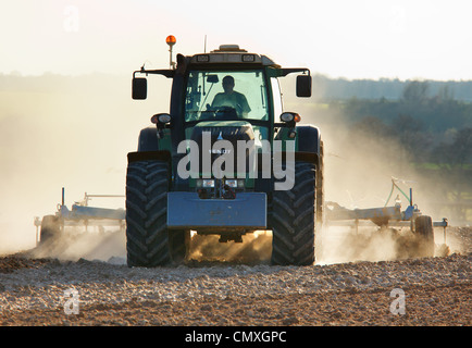 Gli agricoltori preparare un campo secco sotto quasi le condizioni di siccità per la semina primaverile'Nord Norfolk' UK Foto Stock