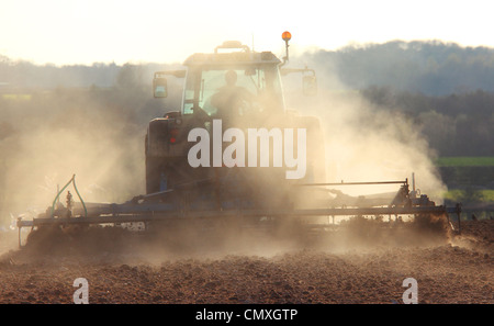 Gli agricoltori preparare un campo secco sotto quasi le condizioni di siccità per la semina primaverile'Nord Norfolk' UK Foto Stock