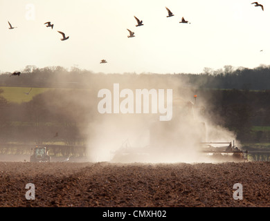 Gli agricoltori preparare un campo secco sotto quasi le condizioni di siccità per la semina primaverile'Nord Norfolk' UK Foto Stock