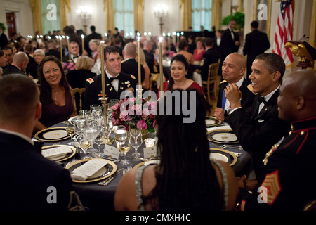 Il presidente Barack Obama colloqui con membri delle forze militari e di ospiti durante un dipartimento della difesa la cena nella Sala Est della Casa Bianca Febbraio 29, 2012 a Washington, DC. Foto Stock
