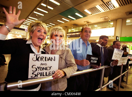 In attesa di famiglia al gate degli arrivi in aeroporto con accogliente nome sign Foto Stock