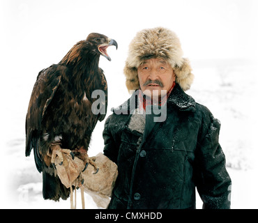 Il kazako eagle cacciatori, caccia in alcune delle più remote e spietato parti del Kazakhstan lungo il confine russo Foto Stock