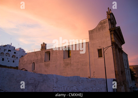 Chiesa magico silhouette durante il tramonto nel sud Italia Foto Stock