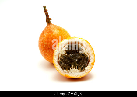 Dolce granadilla su sfondo bianco Foto Stock