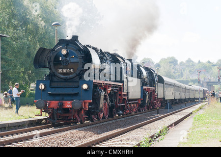 Nossen stazione ferroviaria, Germania - con un tedesco di locomotiva a vapore speciale treno passeggeri Foto Stock