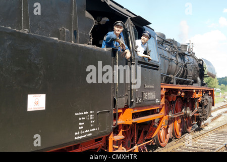 Nossen stazione ferroviaria, Germania - con un tedesco di locomotiva a vapore treno speciale e i driver del motore Foto Stock