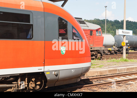 Nossen stazione ferroviaria, Germania con la parte anteriore di un tedesco di treni passeggeri e un gasolio Foto Stock