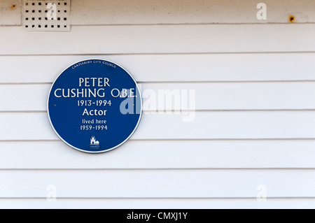 Targa blu su una casa a Whitstable fronte mare, precedentemente occupato dall'attore Peter Cushing. Foto Stock