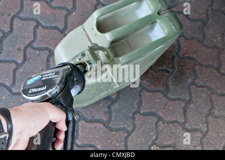 Jerry carburante possibile per il diesel e la benzina Foto Stock