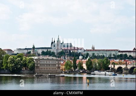 Una vista panoramica della città capitale di Praga, Repubblica Ceca sull'altro lato del fiume. Foto Stock