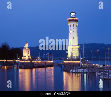 Germania Lago Contanze, Lindau, porto ingresso, faro, statua di Lion Foto Stock