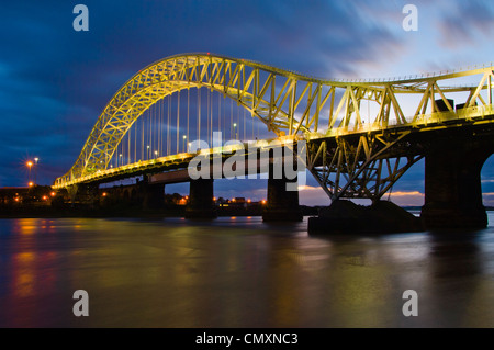 Silver Jubilee ponte sul fiume Mersey tra di Runcorn e Widnes, di solito chiamato Runcorn Bridge o appena il ponte Foto Stock