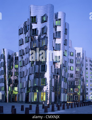 Duesseldorf, edificio futuristico da architetto Frank Gehry o Neuer Zollhof Medienhafen Foto Stock