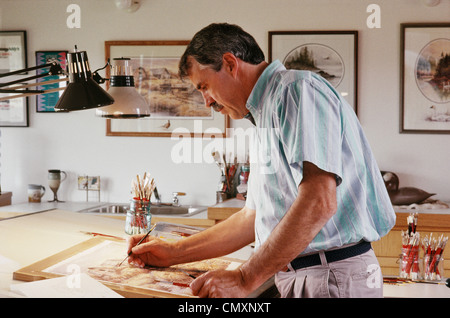 Artista dipinge nel suo studio Foto Stock