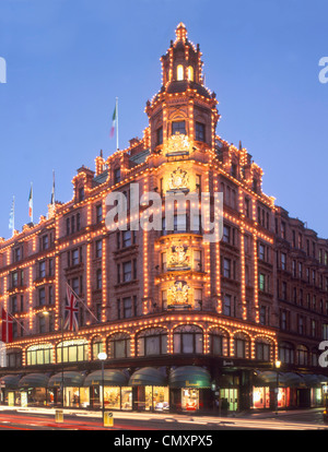 Harrods in serata a Londra, Inghilterra Foto Stock