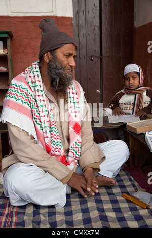 Agra, India. L imam Hussein ascoltando i suoi studenti la lettura del Corano nella madrasa della Jama Masjid (Moschea del Venerdì). Foto Stock