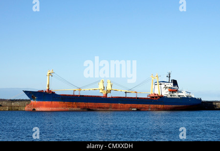 La nave da carico i costi in un ormeggio Foto Stock