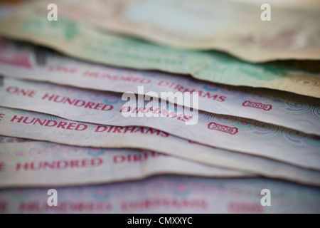 Dirhams dirham note moneta contante Emirati arabi uniti EMIRATI ARABI UNITI un centinaio di dirhams note Foto Stock