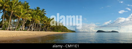 Vista lungo Palm Cove Beach con doppio isola in background. Palm Cove, Cairns, Queensland, Australia Foto Stock