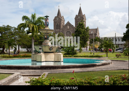 Piazza Indipendenza e vista verso la Cattedrale dell Immacolata Concezione, Basseterre, St Kitts Foto Stock