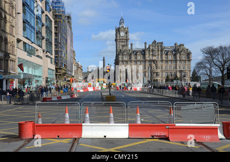 Barriere dirigendo il flusso del traffico in corrispondenza di east end di Princess Street di Edimburgo durante il tram lavori di costruzione. Foto Stock