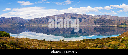 Vista panoramica guardando verso est attraverso il lago Hawea nell'Isola Sud della Nuova Zelanda. Foto Stock