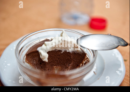 Servito fresco ciotola di salsa al cioccolato la torta con panna montata. Foto Stock