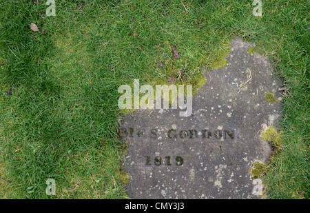 Le lapidi appena visibile attraverso l'erba nel cimitero presso la cattedrale di Glasgow, Scotland, Regno Unito. Foto Stock