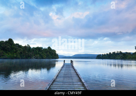 Pontile Lago Mapourika, sulla costa occidentale dell'Isola Sud della Nuova Zelanda, all'alba. Foto Stock