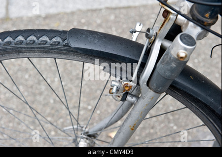 Una chiusura di un arrugginito bike pneumatico. Foto Stock