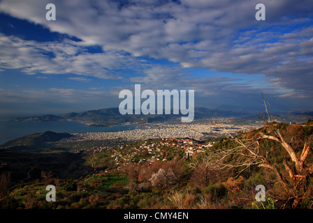 Vista panoramica della città di Volos e la porta da mount Pelion. Magnissias, Tessaglia, Grecia Foto Stock