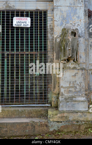 Dettagli da una tomba trascurata presso la Glasgow necropoli, completare con la Salute & Sicurezza preavviso. Foto Stock