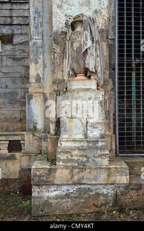 Dettagli da una tomba trascurata presso la Glasgow necropoli. Foto Stock