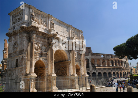 Arco di Costantino accanto al Colosseo a Roma Italia Foto Stock