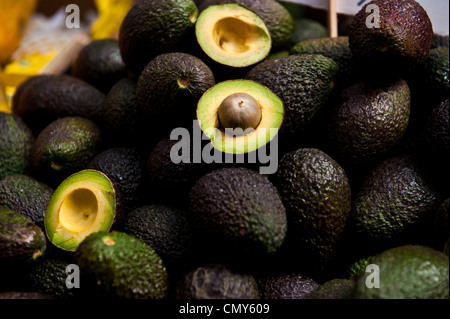 Alcuni buchi di avocado e metà. Foto Stock