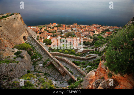 Il medievale 'castletown' di Monemvasia (o Malvasia') attorno al tramonto. La Laconia Prefettura, Peloponneso, Grecia Foto Stock