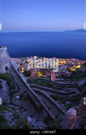 Vista notturna della 'Castello Inferiore" della "castletown' di Monemvasia. Foto scattata dal "Castello Superiore'. La Laconia, Grecia Foto Stock