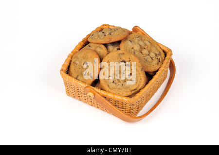 Un cesto pieno di fatti in casa i biscotti al cioccolato su sfondo bianco tagliato fuori Foto Stock