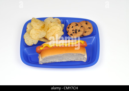 Pranzo a scuola il concetto di vassoio con hot dog e patatine fritte e biscotti al cioccolato Foto Stock