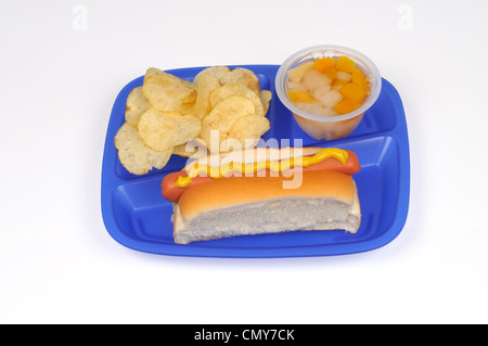 Pranzo a scuola il concetto di vassoio con hot dog e patatine e frutta coppa Foto Stock