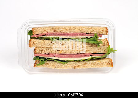 Salumi e formaggi da asporto in sandwich di pane integrale con lattuga nel pacchetto Foto Stock