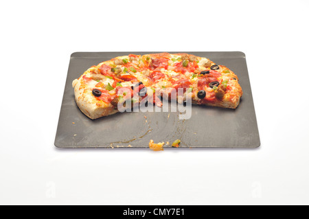 Caricata la pizza sulla teglia con salsiccia, salsiccia per pizza, verde e rosso e peperoni, cipolle e olive nere Foto Stock