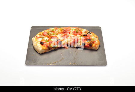 Caricata la pizza sulla teglia con salsiccia, salsiccia per pizza, verde e rosso e peperoni, cipolle e olive nere Foto Stock