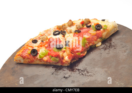 Pizza calda con formaggio salsiccia per pizza, salsiccia, rosso e il peperone verde, la cipolla e le olive nere su pietra di cottura 2 fette Foto Stock