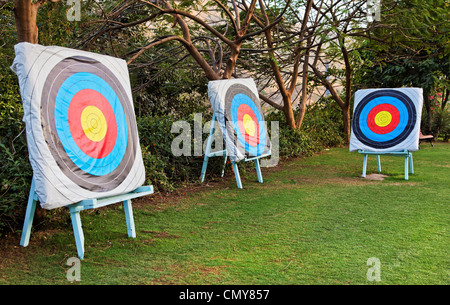 Paesaggio del campo di tiro con l'arco e gli obiettivi con la freccia punzoni su un erboso con area alberata siepi Foto Stock