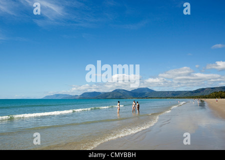 Vista lungo la spiaggia di Four Mile. Port Douglas, Queensland, Australia Foto Stock