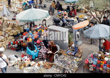 Le donne la vendita di cappelli e negozio di souvenir in Rahba Kedima piazza nel souk di Marrakech, Marocco Foto Stock