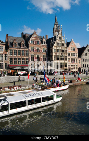 Belgio, Fiandre, Gand, turisti in gita barche sul fiume Leie e Guild Houses Foto Stock