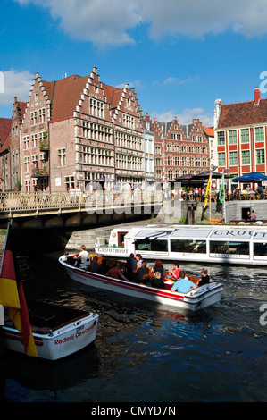 Belgio, Fiandre, Gand, turisti in gita barche sul fiume Leie Foto Stock